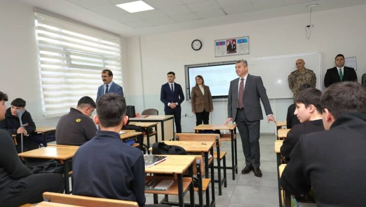 Artvin Valisi Ergün, kent merkezindeki okullarda incelmelerde bulundu