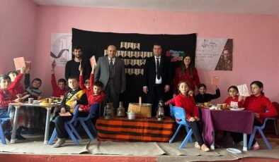 Ardanuç'un tek köy ilkokulunda “"Tutum, Yatırım ve Türk Malları Haftası" heyecanı