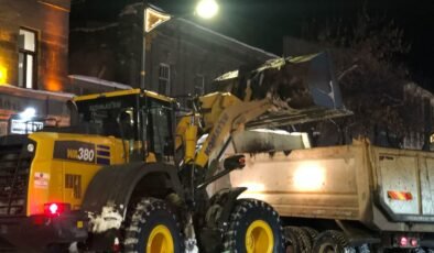 Kars Belediyesi’nden kent genelinde yoğun ve aralıksız karla mücadele