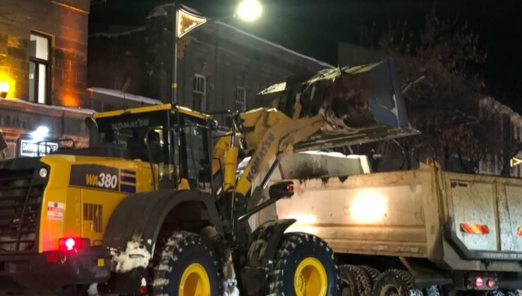 Kars Belediyesi’nden kent genelinde yoğun ve aralıksız karla mücadele