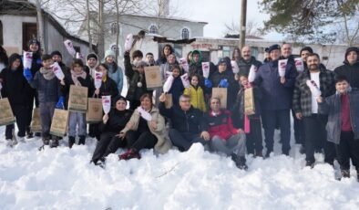 Vali Özarslan, çocuklarla kızak yaptı, kar topu oynadı