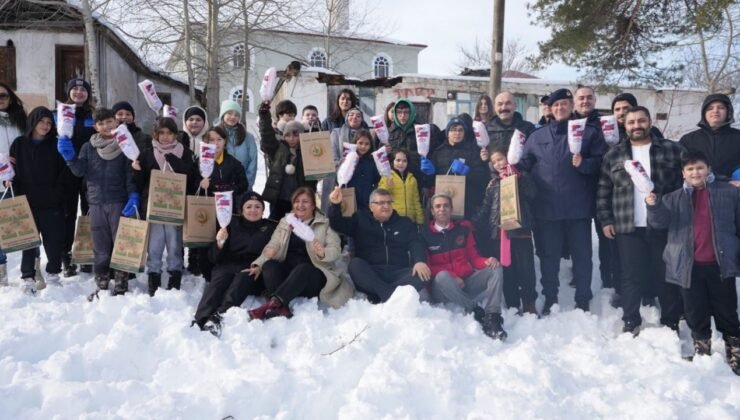 Vali Özarslan, çocuklarla kızak yaptı, kar topu oynadı