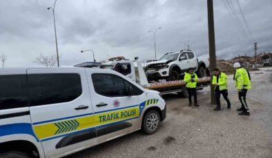 5 metrelik refüjden aşağı uçan araçta 3 kişi yaralandı