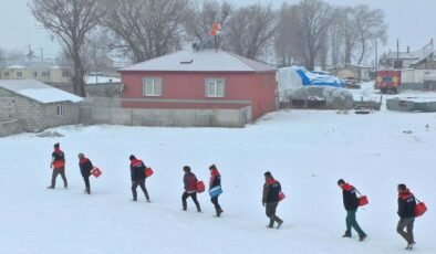 Kars’ta veteriner ekipleri, zorlu hava şartlarına rağmen sahadalar!