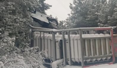 Kastamonu Bozkurt’ta doğal gaz tüpleri taşıyan tır devrildi