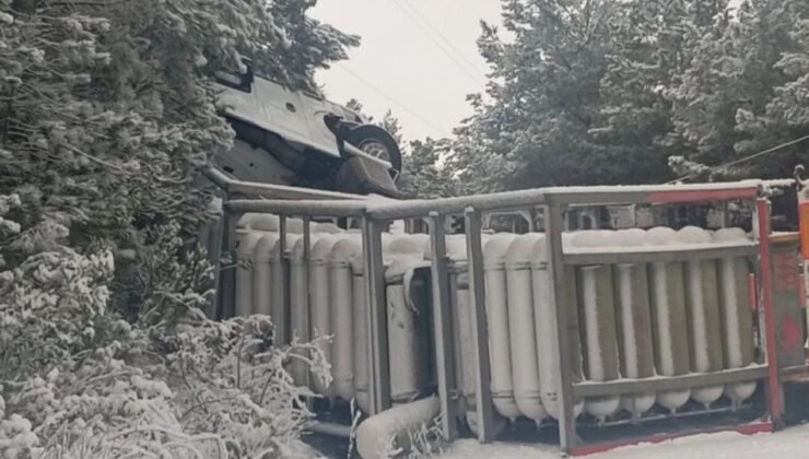 Kastamonu Bozkurt’ta doğal gaz tüpleri taşıyan tır devrildi