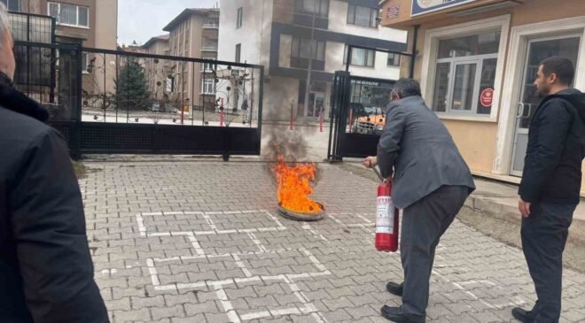 AFAD iki okulda eğitim verip, tatbikat yaptı