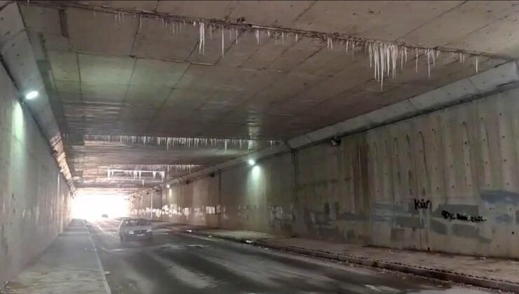 Altgeçitteki buz sarkıtları sürücüleri tedirgin etmeye devam ediyor