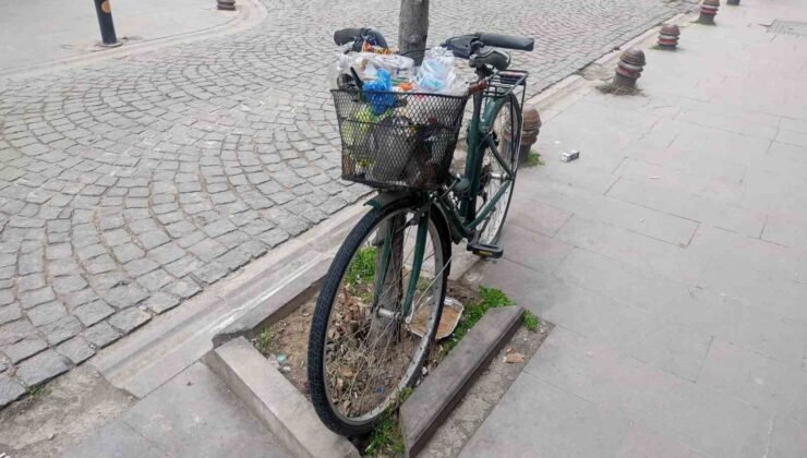 Aylardır ağaca kilitli duran bisikleti çöp kutusuna çevirdiler