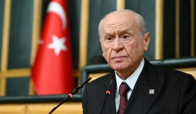 Bahçeli: Türk bayrağı bağımsızlığımızın simgesidir