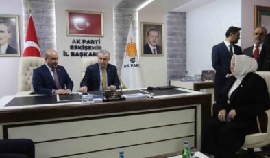 Bakan Bak AK Parti Eskişehir İl Başkanlığı’nı ziyaret etti