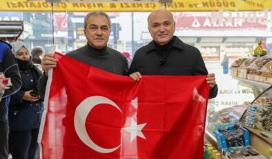 Belediye Başkanı Özlü: "Bu bayrak inmez, vatan bölünmez"