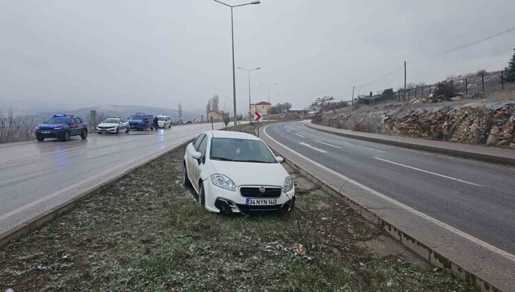 Bilecik’te lastiği patlayan otomobil orta refüje girdi: 1 yaralı