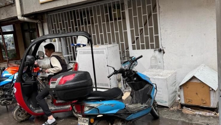 Binadan dökülen parçalar aşağıdaki motosikletlere zarar verdi