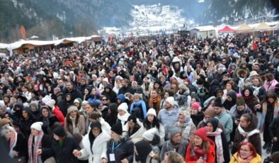 Birinci Uzungöl Kış Festivalinde 6161 kişi aynı anda horon oynadı