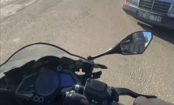 Caddeye kontrolsüz çıkan araca çarpmaktan kıl payı kurtuldu