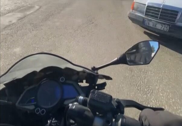 Caddeye kontrolsüz çıkan araca çarpmaktan kıl payı kurtuldu