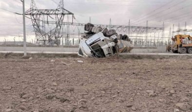 Devrilen tır karayolunu ulaşıma kapattı