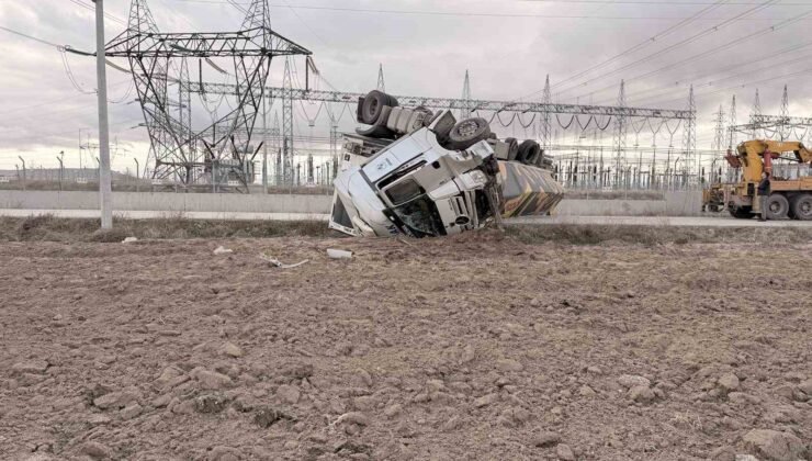 Devrilen tır karayolunu ulaşıma kapattı