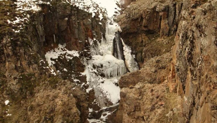Donan şelalenin hayranlık uyandıran görüntüsü