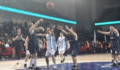 Down sendromlu basketbolcular farkındalık yaratmak için gösteri maçı yaptı