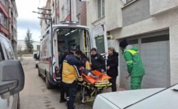 Evinde düşen 86 yaşındaki kadını polis kapıyı kırarak kurtardı