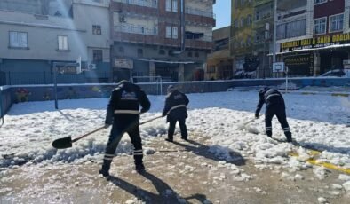 Eyyübiye okulları kar ve buzdan temizleniyor