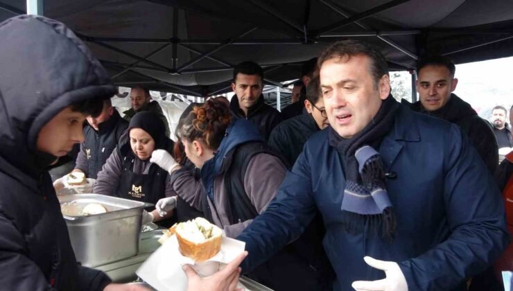 Festivalde uzun kuyruklar oluşurken 2 ton 11 kilogram hamsi dağıtıldı.