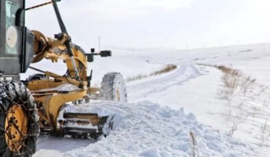 Kars’ta kar kaplanlarının yoğun kar mesaisinde köy yolları açıldı