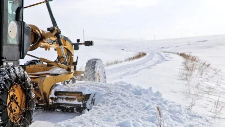 Kars’ta kar kaplanlarının yoğun kar mesaisinde köy yolları açıldı