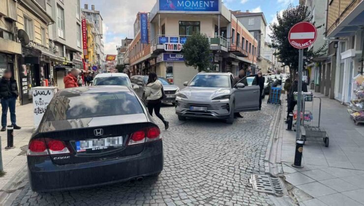 Eskişehir’de Hatalı park trafiği kilitledi
