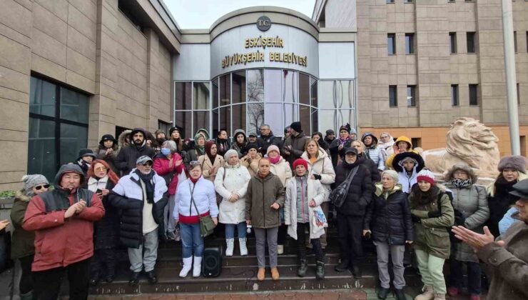 Hayvanseverler, Eskişehir Büyükşehir Belediyesi’nin önünde eylem yaptı
