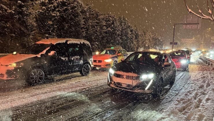 İstanbul’da kar yağışı ulaşımı olumsuz etkiledi