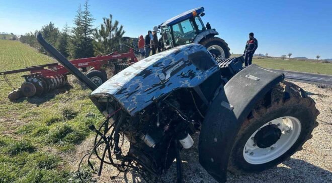 Kamyonetle çarpışan traktör ikiye bölündü
