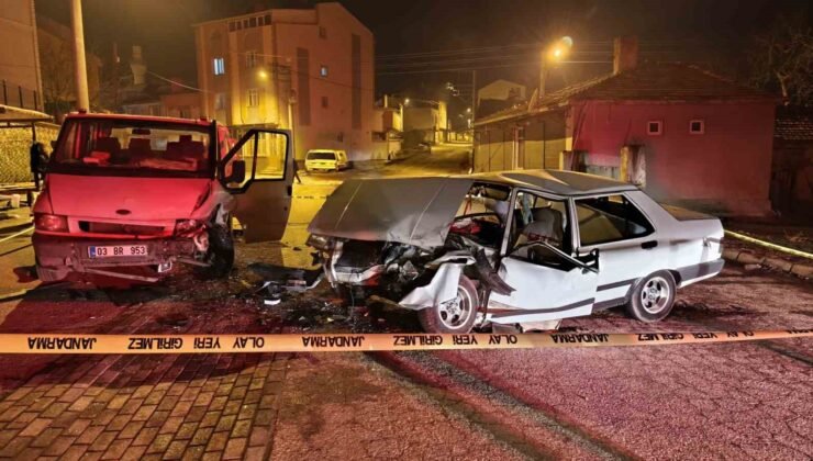 Kamyonetle otomobil çarpıştı, 3 kişi yaralandı