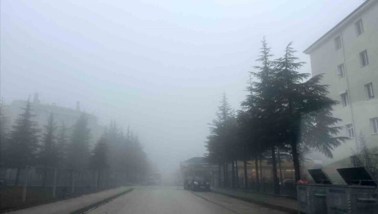 Kentin yüksek kesimlerinde sis etkili oldu