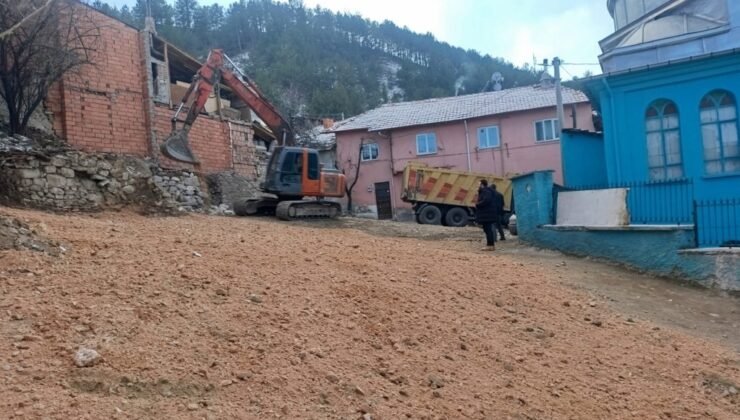 Kütahya’da tarihi caminin çevresindeki görüntü kirliliği ortadan kaldırıldı