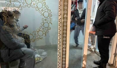 Minibüs durağını kirleten gençler hatalarını anlayınca yerleri temizlediler