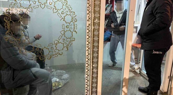 Minibüs durağını kirleten gençler hatalarını anlayınca yerleri temizlediler