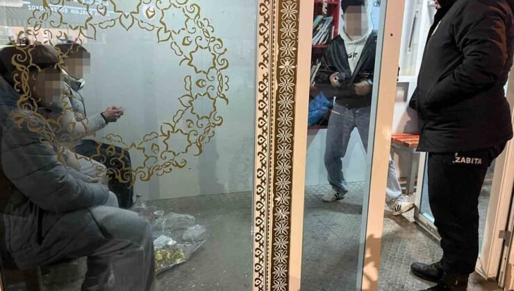 Minibüs durağını kirleten gençler hatalarını anlayınca yerleri temizlediler