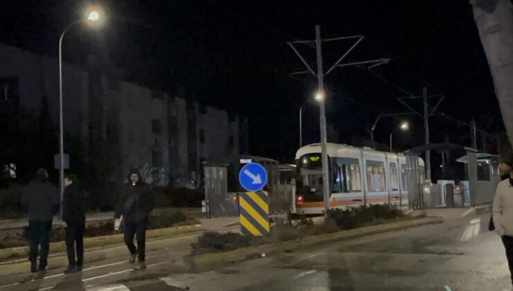 Eskişehir’de Tramvay Durağında Feci Kaza: Yarış Halindeki Otomobil 3 Yayayı Hayattan Kopardı