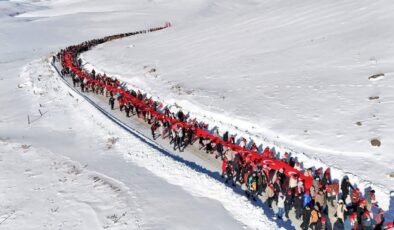 Sarıkamış Şehitlerini Anma Yürüyüşü’nde eksi 20 derecede tek yürek olundu