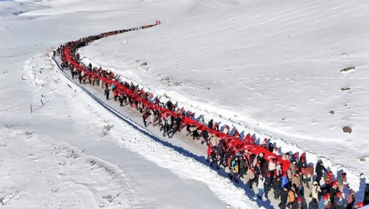 Sarıkamış Şehitlerini Anma Yürüyüşü’nde eksi 20 derecede tek yürek olundu