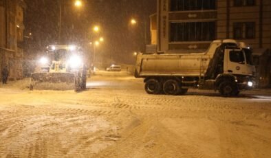 Kars Belediye Başkanı Senger, çalışmaları yerinde denetledi Kars’ta 7/24 kar seferberliği
