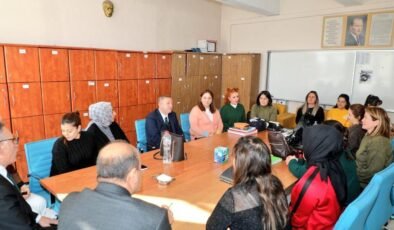 Vali Ziya Polat’tan Atatürk Kız Meslek Lisesi’ne çıkartma: Öğrencilerle hem derste hem sofrada buluştu