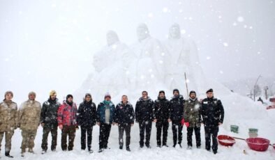 ​Kardan Heykelleri Görenler Şaşkınlık ve Hayranlık Duyuyor