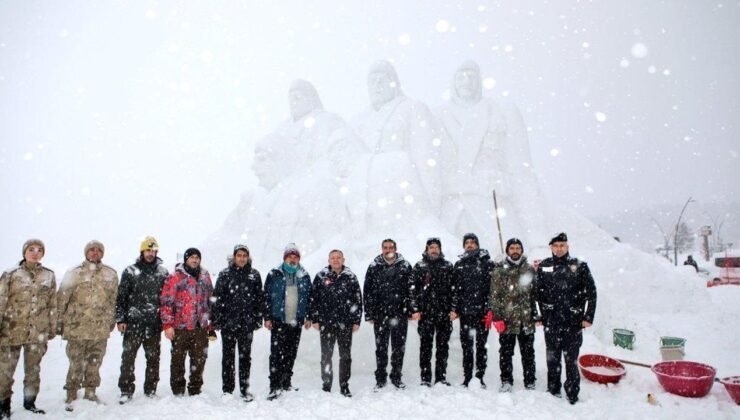 ​Kardan Heykelleri Görenler Şaşkınlık ve Hayranlık Duyuyor