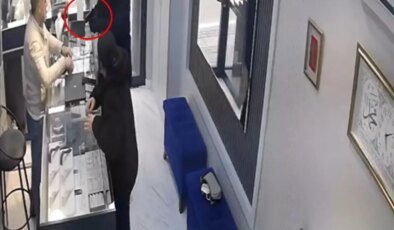 Silahla soymaya geldiği kuyumcu azarlayınca kaçtı; o anlar kamerada