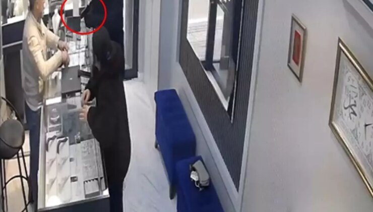 Silahla soymaya geldiği kuyumcu azarlayınca kaçtı; o anlar kamerada