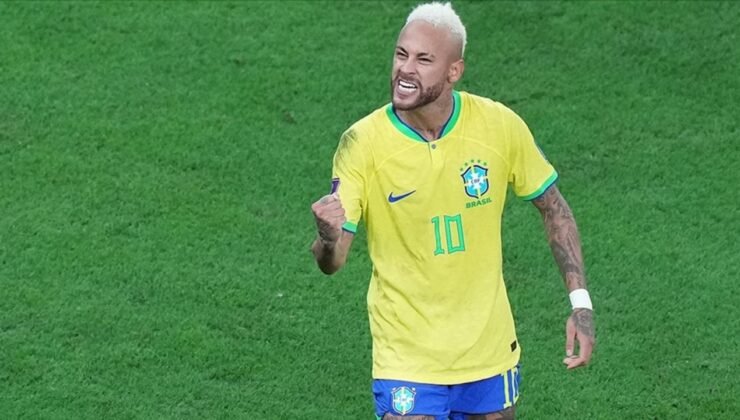 Neymar, Santos’taki sözleşmesini 2026 Aralık ayına kadar uzattı